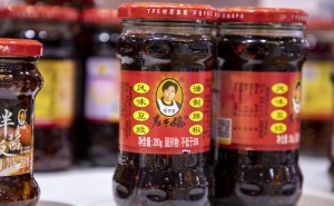 营收逼近历史峰值，线上“慢热”线下稳！老干妈：陶华碧从未离开公司