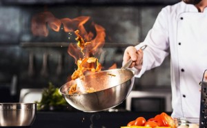 西贝关店风波：贾国龙与罗永浩舆论战下的经营困局与破局思考