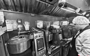 炒菜机器人“掌勺”七鲜小厨 赵奕军轻点屏幕开启智能烹饪新体验