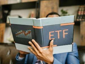 马斯克谈太空算力布局 芯片ETF强势领涨 多股跟涨态势向好