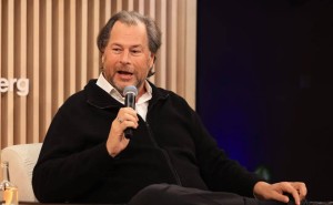 Salesforce CEO迷信AI裁员4000人，现实打脸后无奈返聘“回旋镖员工”