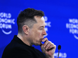 达沃斯论坛激辩AI未来：马斯克勾勒富足蓝图，赫拉利敲响人类命运警钟