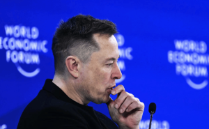 达沃斯论坛激辩AI未来：马斯克勾勒富足蓝图，赫拉利敲响人类命运警钟