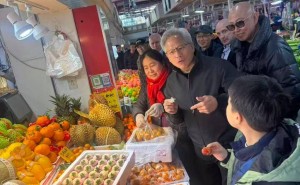 英伟达CEO黄仁勋下午逛上海菜市场 感受烟火气后将赴上海年会