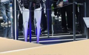 马斯克达沃斯承诺：特斯拉“擎天柱”2027年底前开启商业应用