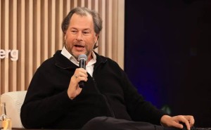 Salesforce CEO痴迷AI裁员4000人,现实打脸后无奈返聘“回旋镖员工”