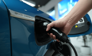 2025年中国汽车出口成绩亮眼：全年出口832万辆，新能源占比超四成