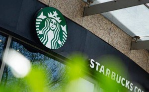 星巴克CEO 2025财年薪酬降至3100万 较2024财年大幅减少