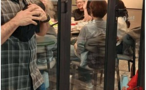 英伟达CEO黄仁勋深圳吃火锅 穿标志性皮夹克 赞牛肉新鲜将再光顾