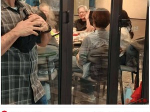 英伟达CEO黄仁勋深圳吃火锅 穿标志性皮夹克 赞牛肉新鲜将再光顾