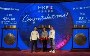 鸣鸣很忙港交所上市首日市值超860亿 董事长晏周朴素穿搭尽显“草根”本色