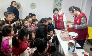 “蚂蚁”科技馆进社区 科普活动点燃孩子探索科学热情