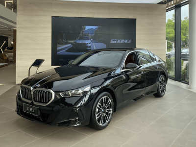 新款宝马5系实车到店！舒适配置全面升级 智能泊车+HUD成标配