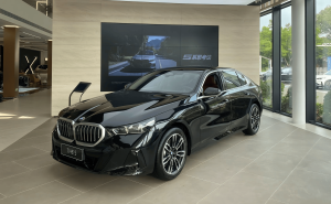 新款宝马5系实车到店！舒适配置全面升级 智能泊车+HUD成标配