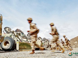 戈壁砺剑展硬功：新疆军区某部工程保障训练昼夜鏖战打通运输线