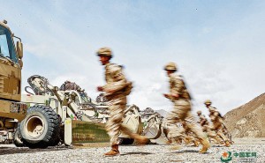 戈壁砺剑展硬功：新疆军区某部工程保障训练昼夜鏖战打通运输线