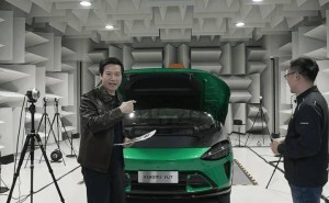 雷军直播揭秘SU7:车外“小爱同学”凭声纹操控,安全便捷双保障