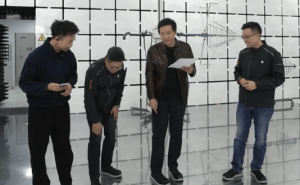 雷军直播穿劳保鞋引关注！网友调侃其展示姿势似带货 身材获赞曼妙