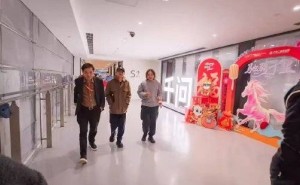 千问春节活动将启仅隔1天 马云现身阿里总部为千问团队鼓劲