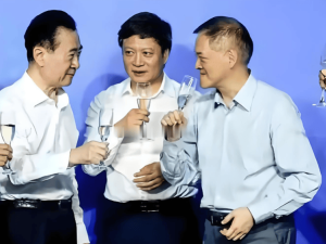 王健林智勇双全却困于债务泥潭，万达转型之路为何步履维艰？