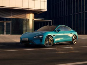 雷军官宣初代小米SU7停产，新一代SU7升级亮相门把手符合新国标