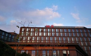 丁磊铁腕回归重塑网易：改革显成效，新挑战下谋破局之路