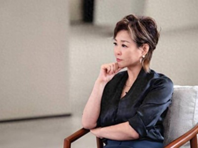 55岁李静勇敢公开更年期经历：停经不羞耻，展现女性真实力量