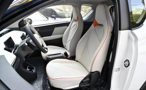 硬派越野SUV爬坡秘籍：动力四驱齐发力 征服陡坡不在话下