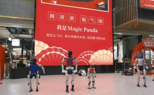 春晚机器人“闪现”京东MALL!大年初一拜年互动,科技年味拉满