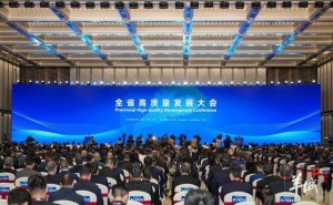 华为梁华谈两业协同:筑牢数智基建,共建AI与鸿蒙生态促产业升级