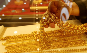 国际金价高位震荡推高成本,老铺黄金提价引领高端消费市场热潮