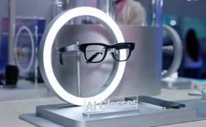 科大讯飞AI眼镜MWC 2026首秀：多模态降噪翻译，40克轻巧机身助力跨语言交流