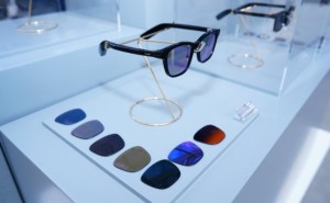 千问AI眼镜真机曝光：首秀MWC2026，全球观众排队试戴