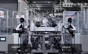 小米机器人汽车工厂“实习”打螺丝，雷军预言：5年内人形机器人将批量进厂
