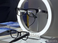 MWC大会上科大讯飞全球首秀AI眼镜，仅40克，多模态同传助力跨语言沟通