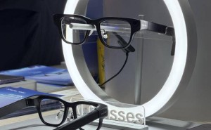 MWC大会上科大讯飞全球首秀AI眼镜,仅40克,多模态同传助力跨语言沟通