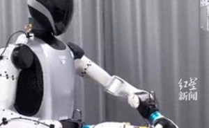 小米机器人“入职”汽车工厂压铸车间，连续作业3小时安装成功率超九成