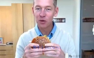 麦当劳CEO试吃新汉堡“下口难” 网友群嘲成快餐界“欢乐名场面”