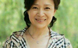 67岁刘莉莉日本安享晚年，二婚幸福却难掩对不婚女儿的深深忧虑