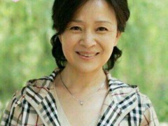 67岁刘莉莉日本安享晚年，二婚幸福却难掩对不婚女儿的深深忧虑