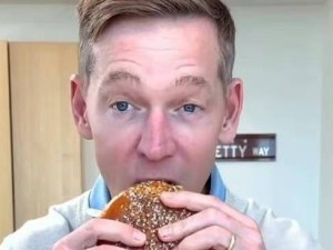 麦当劳CEO“假吃”翻车引群嘲 快餐界CEO“真吃”大战一触即发