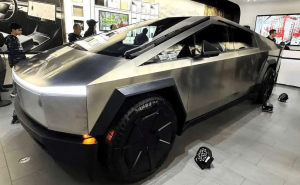 特斯拉Cybertruck撞护栏遭百万索赔 车主直指马斯克留任与FSD设计缺陷