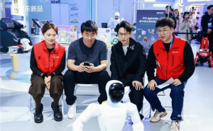 何同学AWE 2026京东展台探秘 体验超60款机器人见证智慧生活新图景