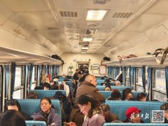 6元绿皮火车成武汉“顶流”！有人携茶具打卡 有人专程跨省体验