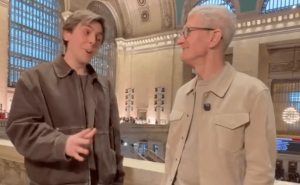 库克畅谈iPhone未来：硬件软件协同，打造全能终端引领数字生活