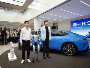 小米发布会前夕：雷军与宇树王兴兴共赏机器人热舞SU7前