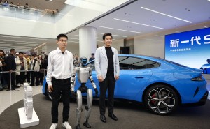 小米发布会前夕：雷军与宇树王兴兴共赏机器人热舞SU7前