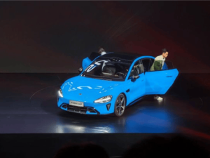 舒淇苏炳添亮相小米发布会 分享体验还送麦花束 共祝SU7大卖