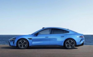 雷军宣布小米进军AI大投入，新一代SU7发布续航升级多色可选