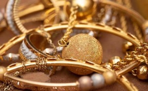 潮宏基“A+H”双平台布局遇阻：港股IPO放缓背后多重隐忧浮现